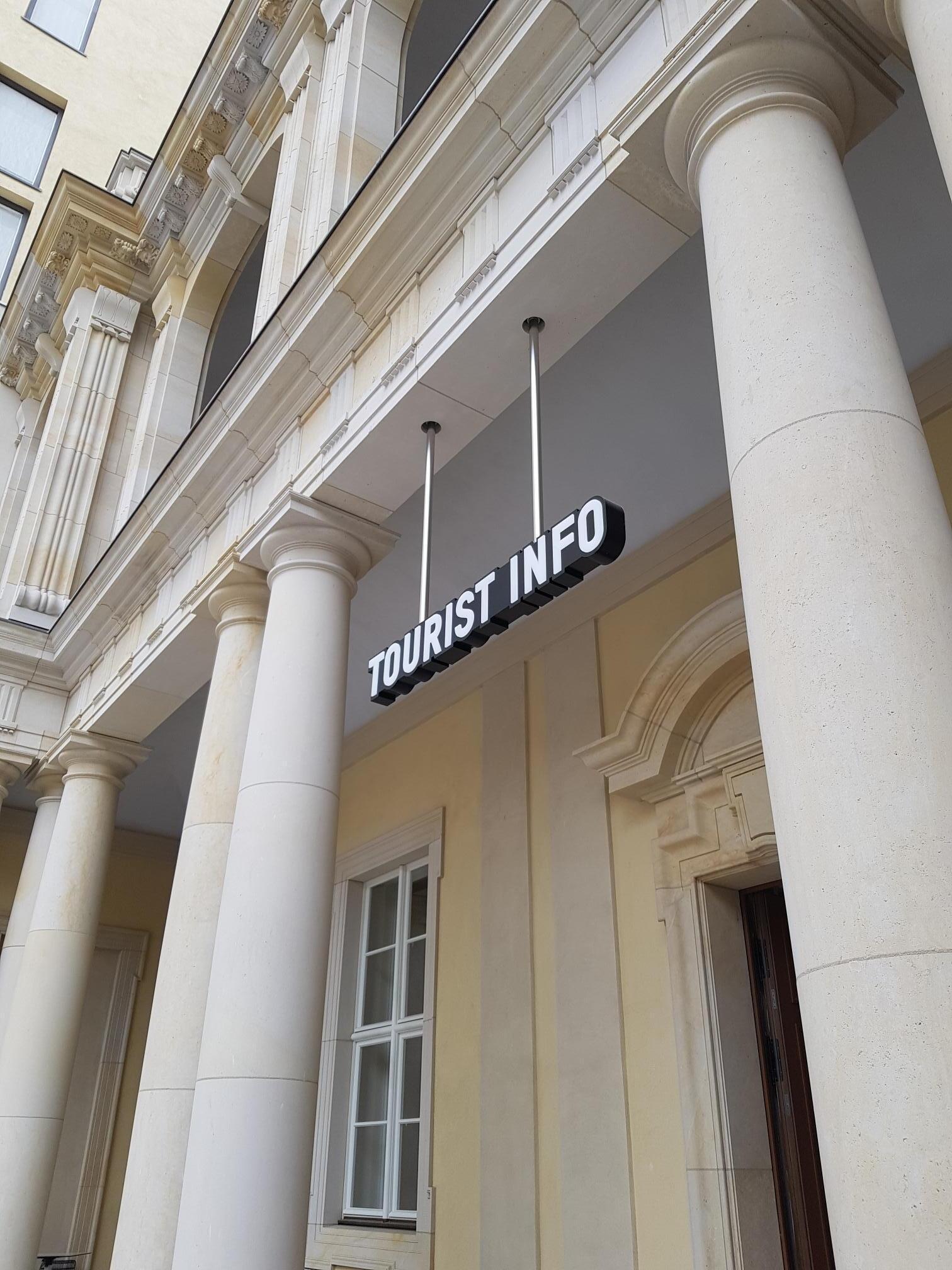 Berlin Tourist Info im Humboldt Forum