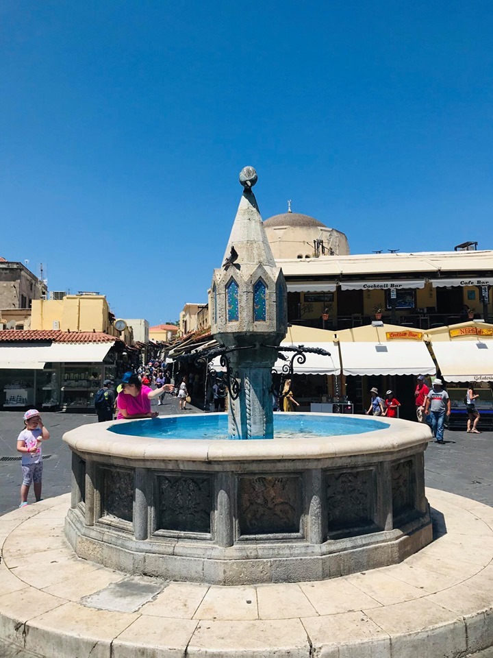 Runder Brunnen im Zentrum der Altstadt von Rhodos. - ©Sabine Switalla