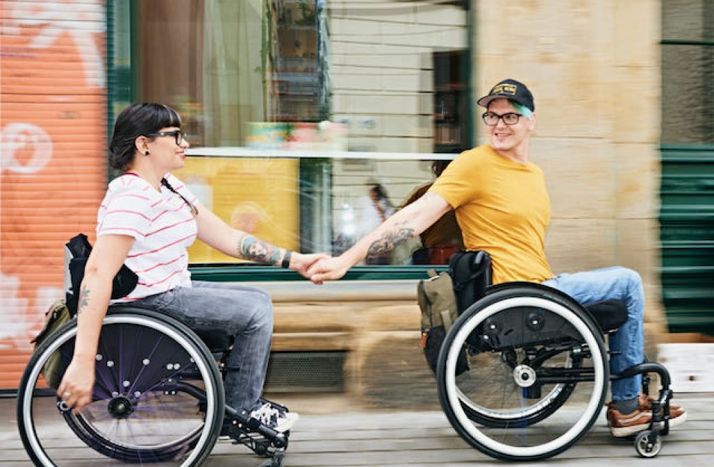 Dresden-Neustadt: Paar im Rollstuhl fährt durch die Stadt