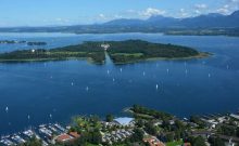 Blick auf den Chiemsee mit dem Schloss Herrenchiemsee des Märchenkönigs Ludwig II. - ©© Chiemsee-Alpenland Tourismus/BSV