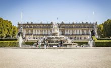Blick auf das Schloss Herrenchiemsee mit Brunnen im Vordergrund - ©© Chiemsee-Alpenland Tourismus/BSV Blick auf das Schloss Herrenchiemsee mit Brunnen im Vordergrund - ©© Chiemsee-Alpenland Tourismus/BSV