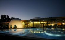 Außenansicht mit Kuppeln der Therme Bad Aibling und Außenbecken. - ©© Chiemsee-Alpenland Tourismus Außenansicht mit Kuppeln der Therme Bad Aibling und Außenbecken. - ©© Chiemsee-Alpenland Tourismus