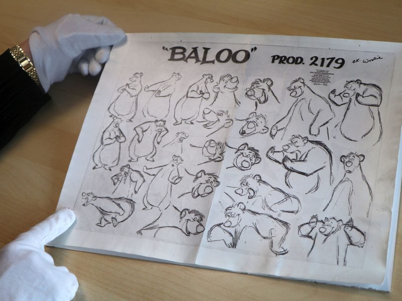 Urlaubsinspiration "Frankfurt.filmreif" - ©Kuratorin Daria Berten sichtet Ankäufe für die Ausstellung The Sound of Disney Bild von Urlaubsinspiration "Frankfurt.filmreif" - ©Kuratorin Daria Berten sichtet Ankäufe für die Ausstellung The Sound of Disney