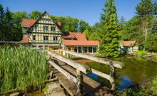 Landgasthof Alter Bahnhof in Heyerode bei Mühlhausen - Gartenseite mit Teich - ©Christian Habel Landgasthof Alter Bahnhof in Heyerode bei Mühlhausen - Gartenseite mit Teich - ©Christian Habel