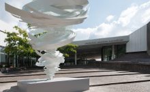 Museumsansicht mit Alice Aycock, Another Twister, 2015, Sprengel Museum Hannover, Leihgabe Hannover Rück Stiftung - ©Alice Aycock, Courtesy Thomas Schulte, Berlin Museumsansicht mit Alice Aycock, Another Twister, 2015, Sprengel Museum Hannover, Leihgabe Hannover Rück Stiftung - ©Alice Aycock, Courtesy Thomas Schulte, Berlin