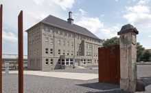 Das ehemalige Verwaltungsgebäude von J. A. Topf & Söhne ist heute ein Lernort für Mitmenschlichkeit, Respekt und Toleranz. - ©Kastner Pichler Architekten, 2011 Das ehemalige Verwaltungsgebäude von J. A. Topf & Söhne ist heute ein Lernort für Mitmenschlichkeit, Respekt und Toleranz. - ©Kastner Pichler Architekten, 2011