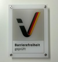 Schild dem Logo „Barrierefreiheit geprüft“