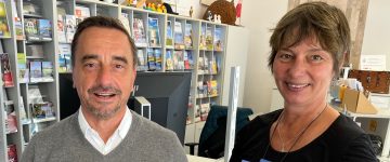Mit dem Qualitäts-Kennzeichen „Reisen für Alle“ wurde auch die Tourist-Info ausgezeichnet. Michael Gerber erhält von Tanja Albert die Urkunde. ©Brockmann, Erlebnis Bremerhaven