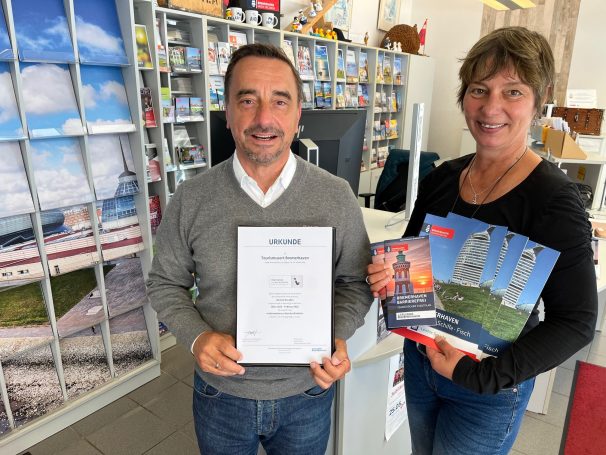 Mit dem Qualitäts-Kennzeichen „Reisen für Alle“ wurde auch die Tourist-Info ausgezeichnet. Michael Gerber erhält von Tanja Albert die Urkunde. ©Brockmann, Erlebnis Bremerhaven Mit dem Qualitäts-Kennzeichen „Reisen für Alle“ wurde auch die Tourist-Info ausgezeichnet. Michael Gerber erhält von Tanja Albert die Urkunde. ©Brockmann, Erlebnis Bremerhaven | Mit dem Qualitäts-Kennzeichen „Reisen für Alle“ wurde auch die Tourist-Info ausgezeichnet. Michael Gerber erhält von Tanja Albert die Urkunde. ©Brockmann, Erlebnis Bremerhaven