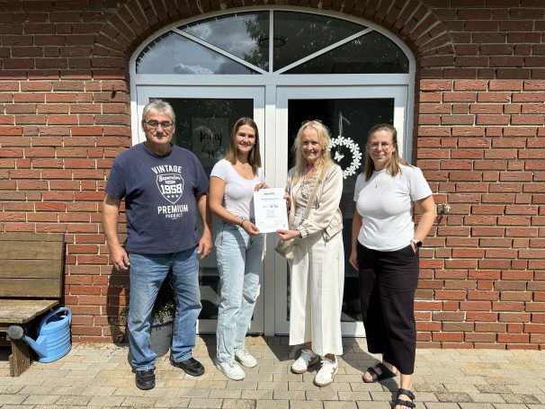 Freuen sich über die Zertifizierung: (v. li.) Familie Sühling, Bürgermeisterin Mechtild Schulze Hessing und Lisa Möller, Leiterin der Tourist-Information. © Stadt Borken Freuen sich über die Zertifizierung: (v. li.) Familie Sühling, Bürgermeisterin Mechtild Schulze Hessing und Lisa Möller, Leiterin der Tourist-Information. © Stadt Borken | Freuen sich über die Zertifizierung: (v. li.) Familie Sühling, Bürgermeisterin Mechtild Schulze Hessing und Lisa Möller, Leiterin der Tourist-Information. © Stadt Borken