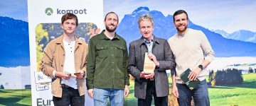 visitBerlin-Pressesprecher Christian Tänzler (2. v. r.) nimmt den Preis auf der CMT entgegen. © komoot/Griessenböck