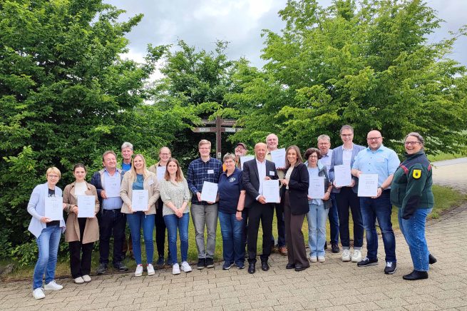 Erfolgreich zertifiziert: 21 regionale Beherbergungs-, Gastronomie- und Freizeitbetriebe erhielten heute von Jens Knopf (2.v.r.), Abteilungsleiter im Nationalpark Kellerwald-Edersee und Marie Schmelzeisen (7.v.l.) von „Qualität kompakt“ ihre Urkunden nach „Reisen für Alle“ überreicht. Das Qualitätssiegel steht für gelebte Inklusion und Engagement im Bereich „barrierefreier Tourismus“. © Inka Lücke Erfolgreich zertifiziert: 21 regionale Beherbergungs-, Gastronomie- und Freizeitbetriebe erhielten heute von Jens Knopf (2.v.r.), Abteilungsleiter im Nationalpark Kellerwald-Edersee und Marie Schmelzeisen (7.v.l.) von „Qualität kompakt“ ihre Urkunden nach „Reisen für Alle“ überreicht. Das Qualitätssiegel steht für gelebte Inklusion und Engagement im Bereich „barrierefreier Tourismus“. © Inka Lücke | Erfolgreich zertifiziert: 21 regionale Beherbergungs-, Gastronomie- und Freizeitbetriebe erhielten heute von Jens Knopf (2.v.r.), Abteilungsleiter im Nationalpark Kellerwald-Edersee und Marie Schmelzeisen (7.v.l.) von „Qualität kompakt“ ihre Urkunden nach „Reisen für Alle“ überreicht. Das Qualitätssiegel steht für gelebte Inklusion und Engagement im Bereich „barrierefreier Tourismus“. © Inka Lücke