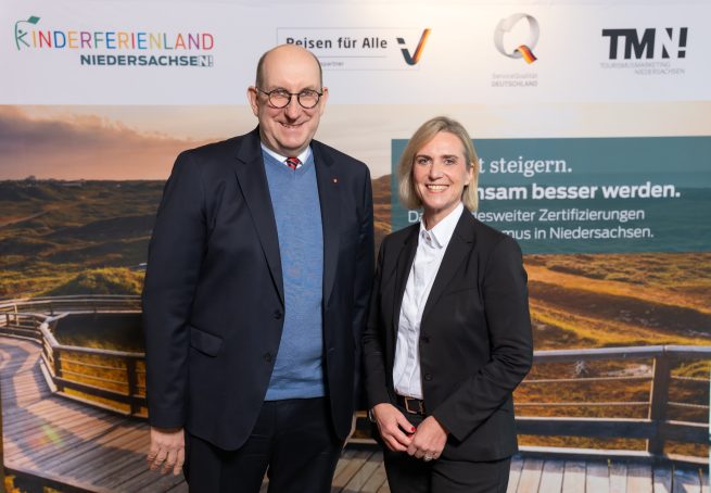 Wirtschaftsstaatssekretär Matthias Wunderling-Weilbier und Meike Zumbrock, Geschäftsführerin TMN @ WWW.SCHEFFEN.DE | Wirtschaftsstaatssekretär Matthias Wunderling-Weilbier und Meike Zumbrock, Geschäftsführerin TMN @ WWW.SCHEFFEN.DE