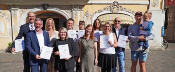 Vertreterinnen und Vertreter der „Reisen für Alle“ zertifizierten Betriebe: V.l. Viktor Havlik, Hoteldirektor Maritim Hotel Würzburg, Björn Rudek, Tourismusdirektor und Geschäftsleiter Congress-Tourismus-Würzburg, Jennifer Egner, General Manager ibis Hotel Würzburg City, Daniel Winter, Leiter Destinationsmanagement Congress-Tourismus-Würzburg, Luisa Lochner, Front Office Manager ibis Hotel Würzburg City, Karolina Voráčková, Pädagogische Leiterin Jugendbildungsstätte Unterfranken, Anke Geiter, Inklusionsbeauftragte der Stadt Würzburg, Sarah Merabet, Marketingreferentin Museum für Franken, Christiane Rolfs, Kunstvermittlung und Inklusion Museum im Kulturspeicher, Andreas Öhrlein, Geschäftsführer Würzburger Bäder GmbH, Steven Henze, Geschäftsführer Inklusionscafé Senza Limiti. @ CTW, Evelyn Pfeiffer