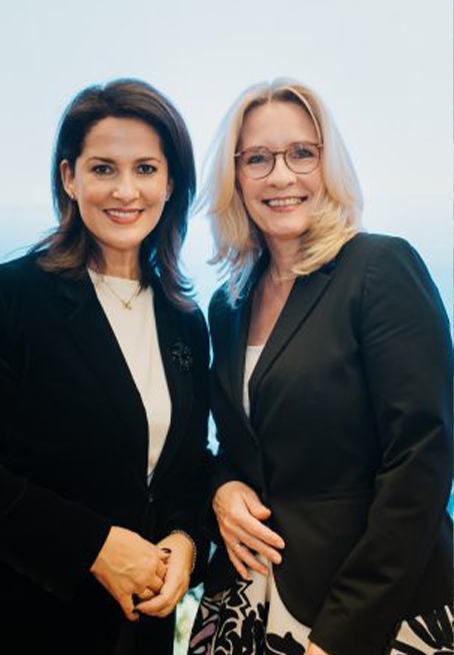 links Bayerische Staatsministerin für Ernährung, Landwirtschaft, Forsten und Tourismus Michaela Kaniber rechts Geschäftsführerin BayTM Barbara Radomski © Hendrik Steffens / StMELF
