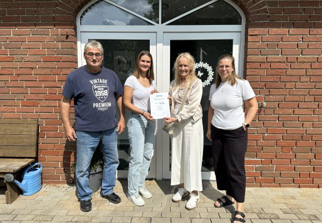 Freuen sich über die Zertifizierung: (v. li.) Familie Sühling, Bürgermeisterin Mechtild Schulze Hessing und Lisa Möller, Leiterin der Tourist-Information. © Stadt Borken
