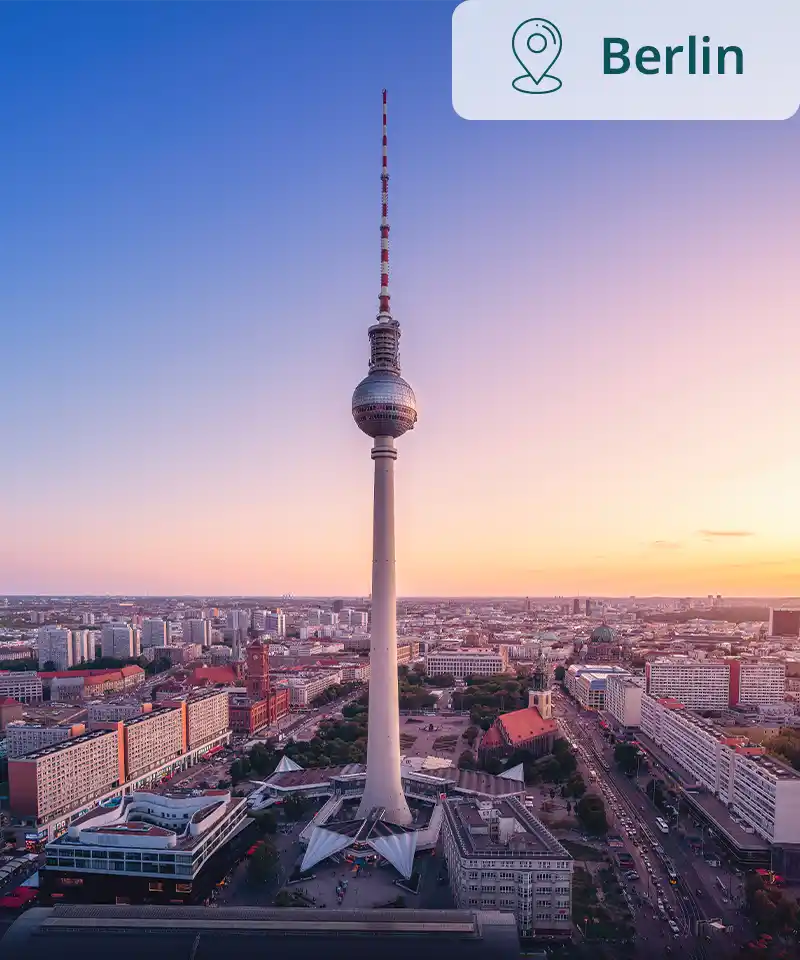 Der Berliner Fernsehturm bei Sonnenuntergang über der Stadt.