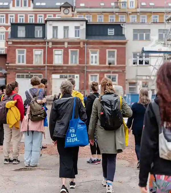 Publikum auf dem Weg zum Garagenfestival