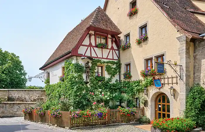 Mit vielen Blumen versehenes Fachwerkhaus