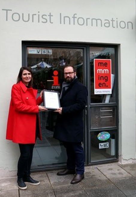 Oberbürgermeister Jan Rothenbacher und die Leiterin der Memminger Tourist-Information (TI), Doreen Seeberger, © V. Weyrauch/ Pressestelle Stadt Memmingen | Oberbürgermeister Jan Rothenbacher und die Leiterin der Memminger Tourist-Information (TI), Doreen Seeberger, freuten sich gemeinsam über die Zertifizierung im Rahmen der Förderung „Reisen für Alle“ der BayTM. © V. Weyrauch/ Pressestelle Stadt Memmingen