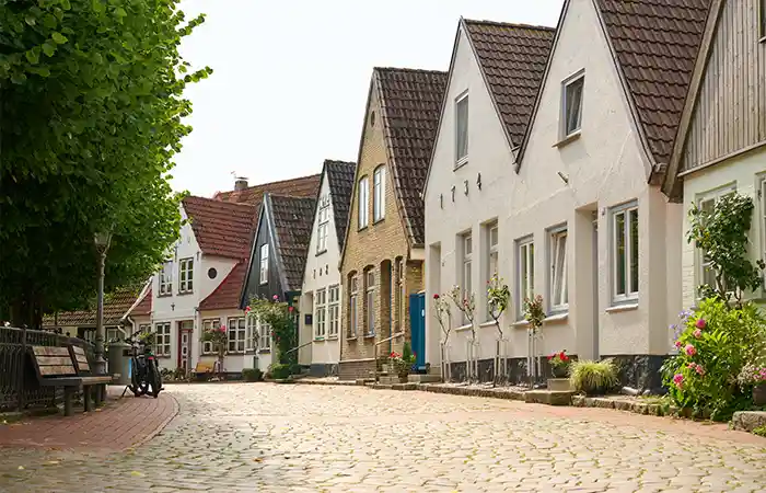 Straßenzug mit verschiedenen Fassaden