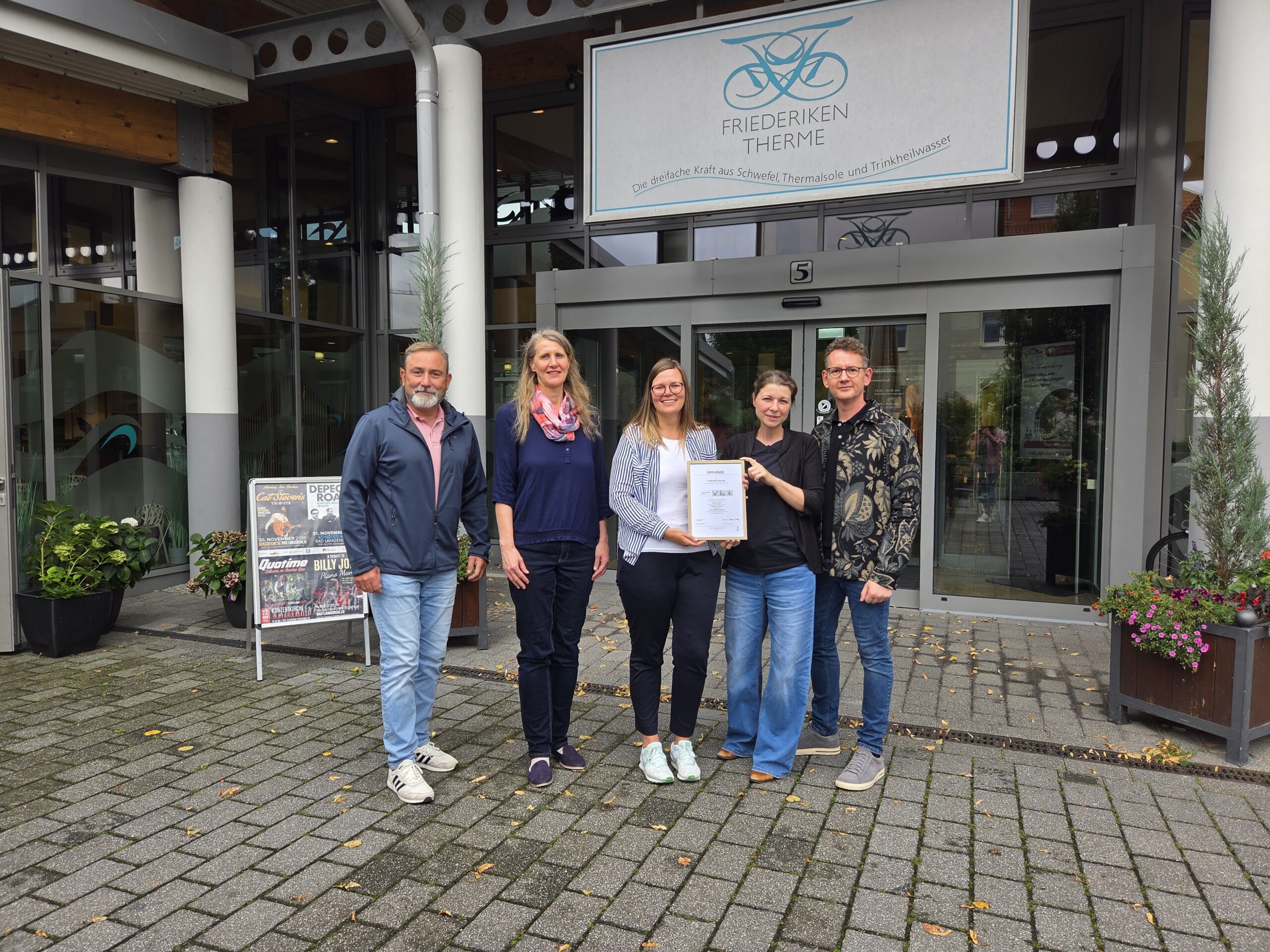 Übergabe des "Reisen für Alle" Zertifikats. 5 Personen die das Zertifikat in die Kamera zeigen.
